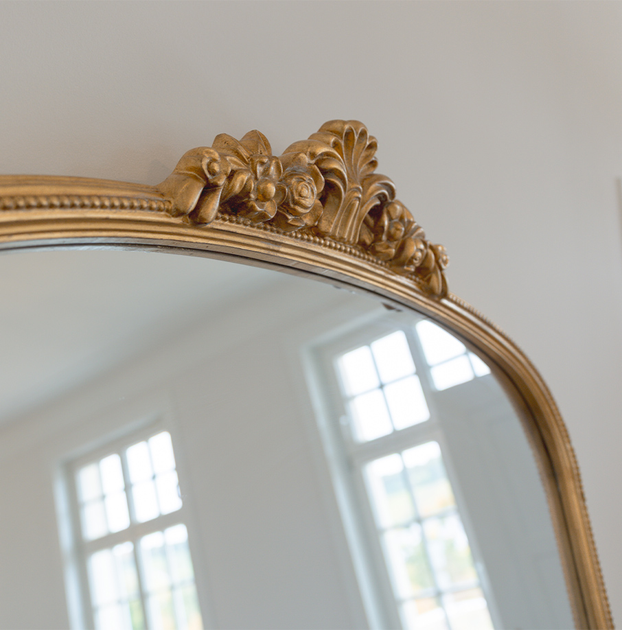 Goldfarbener Spiegelrahmen. Goldfarbener Spiegelrahmen.