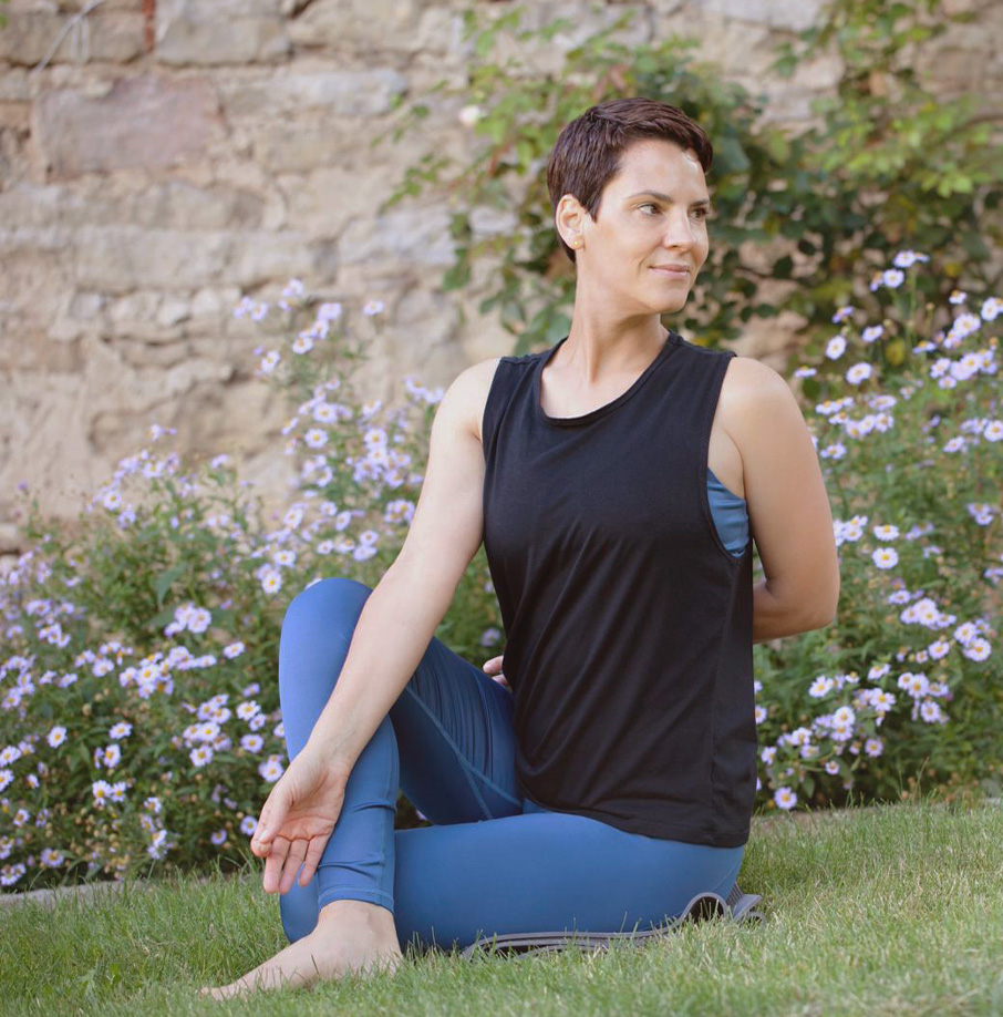 Person sitzt im Freien auf einer Wiese. Person sitzt im Freien auf einer Wiese.