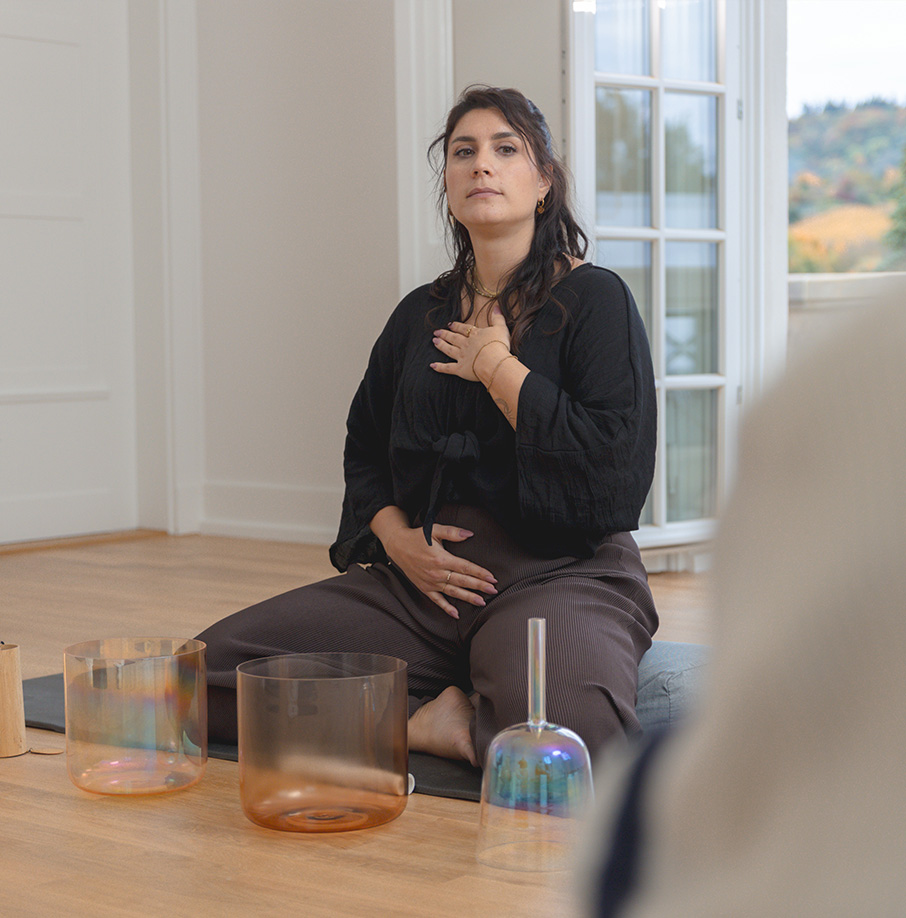 Person sitzt auf dem Boden in einem hellen Raum. Person sitzt auf dem Boden in einem hellen Raum.