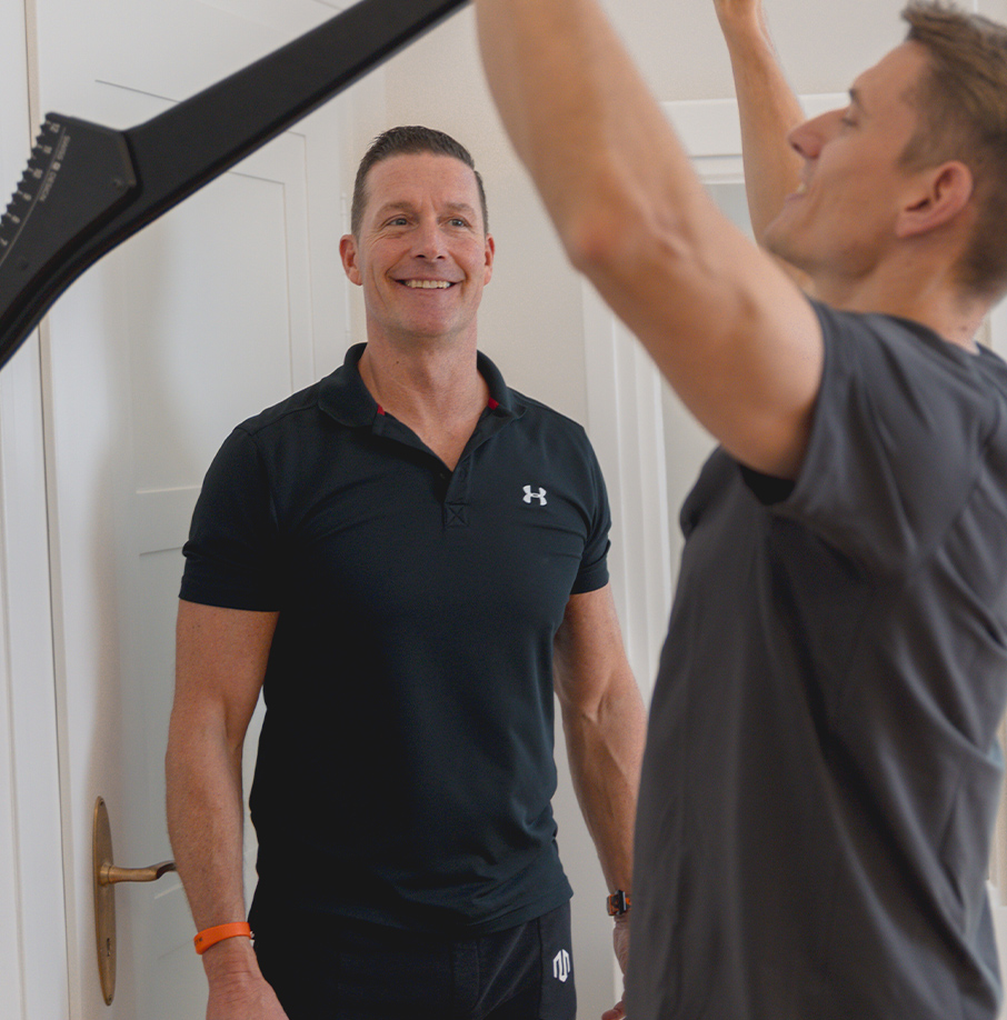 Zwei Personen stehen in einem Trainingsraum. Zwei Personen stehen in einem Trainingsraum.