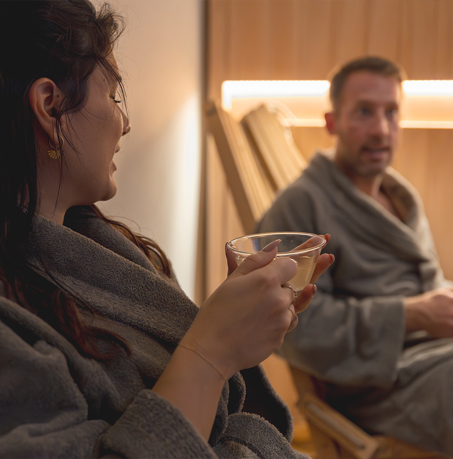 Zwei Personen sitzen mit Getränken. Zwei Personen sitzen mit Getränken.