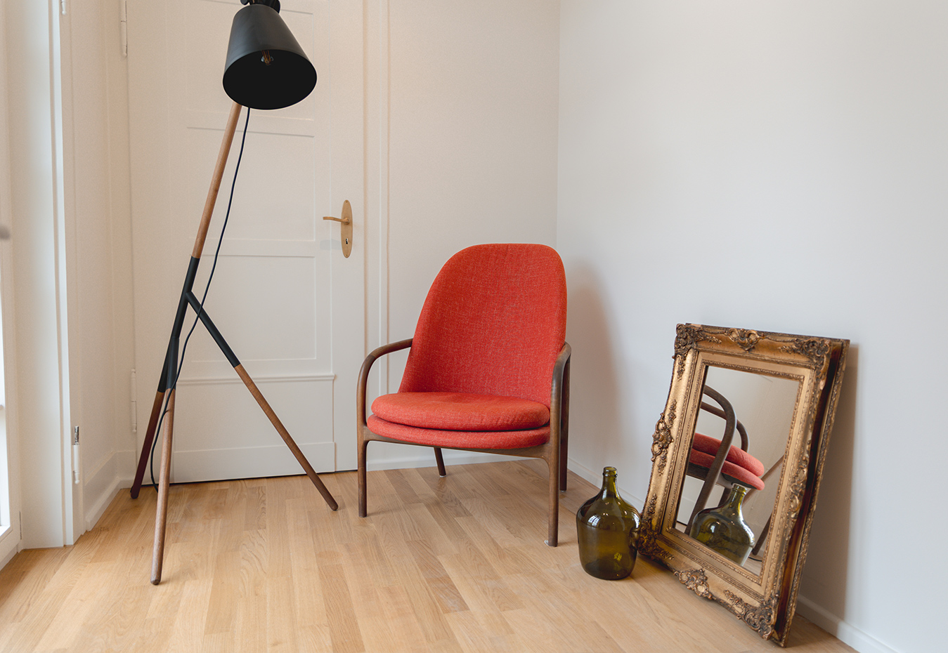 Roter Stuhl, Stehlampe und Spiegel in einem Raum. Roter Stuhl, Stehlampe und Spiegel in einem Raum.