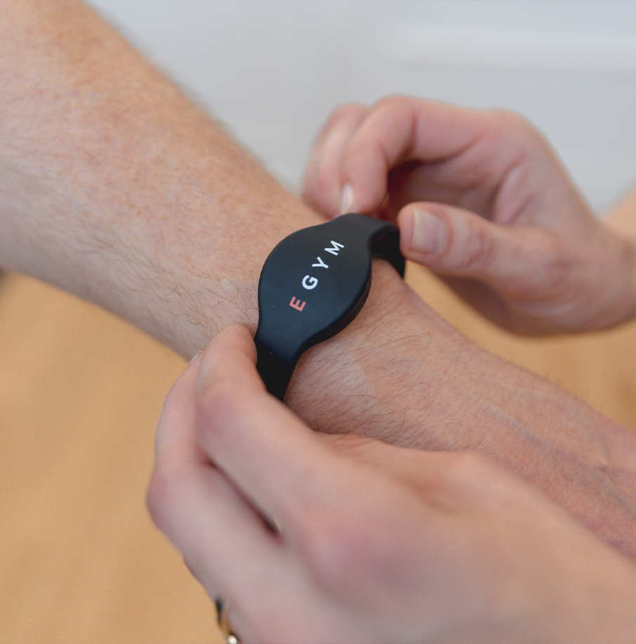 Hand hält E-Gym Armband. Hand hält E-Gym Armband.