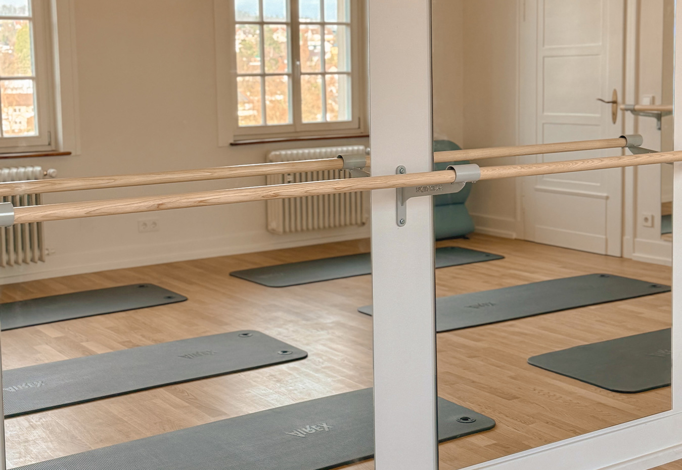 Matten und Fitnessgeräte in einem Trainingsraum. Matten und Fitnessgeräte in einem Trainingsraum.