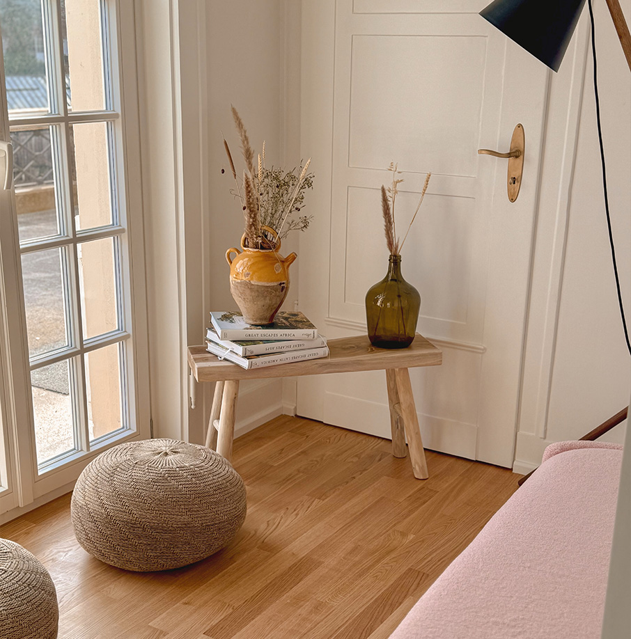 Blick auf einen hellen Raum mit Sitzkissen und Dekobank. Blick auf einen hellen Raum mit Sitzkissen und Dekobank.